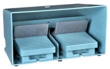 Schneider Electric Fußschalter, Harmony XPE, doppelt, Metall, blau,1-stufig, 2Ö+2S, IP66, mit Schutzhaube, mit Verriegelung (XPEM5100D)