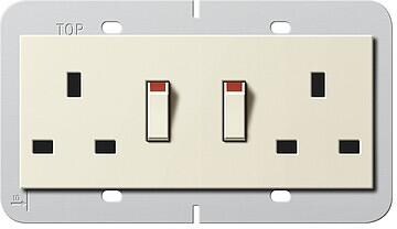 Gira 278301 Doppelsteckdose British Standard (BS 1363-2) 13 A 250 V~ geschaltet, mit Shutter, Tragring 80 x 132 mm mit Schraubklemmen, System 55, crem