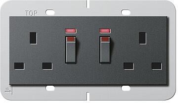 Gira 278428 Doppelsteckdose British Standard (BS 1363-2) 13 A 250 V~ geschaltet, mit Kontrolllicht und Shutter, Tragring 80 x 132 mm mit Schraubklemme