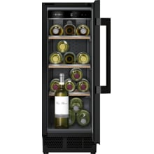 Siemens KU20WVHF0 IQ500 Weinlagerschrank, 30cm breit, 21 Standartweinflaschen, Glastür mit UV Schutz, Beleuchtung, Temperatur regelbar, Flaschenborde aus Eiche, schwarz