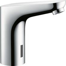 hansgrohe Focus Elektronik-Waschtischarmatur mit Temperaturvoreinstellung Netzanschluss 230 V, Messing, 5 l/min, mit Rückflussverhinderer, Chrom, (31174000)