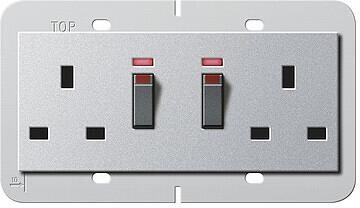 Gira 278426 Doppelsteckdose British Standard (BS 1363-2) 13 A 250 V~ geschaltet, mit Kontrolllicht und Shutter, Tragring 80 x 132 mm mit Schraubklemme