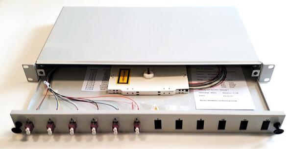 J.E.S. Cabling 2B0L0654A-1 LWL-Spleissbox 19" komplett mit Pigtails OM4, für 6 Kupplungen, Multimode, LC-Duplex, ausziehbar, Stahl, grau