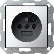 Gira 0485605 Steckdose mit Erdungsstift 16 A 250 V~, integriertem erhöhten Berührungsschutz (Shutter) und Symbol, Internationale Systeme, Chrom/ schwarz