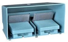 Schneider Electric Fußschalter, Harmony XPE, doppelt, Metall, blau, 1-stufig, 4Ö+4S, IP66, mit Schutzhaube, mit Verriegelung (XPEM5110D)